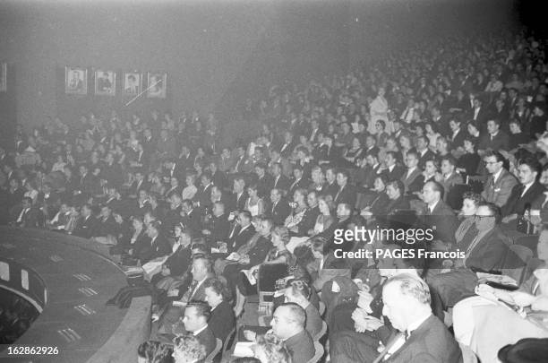 Group 'The Platters' In Concert At The Olympia. Paris, Octobre 1957: Les spectateurs sont venus nombreux assister au concert du célèbre groupe vocal...