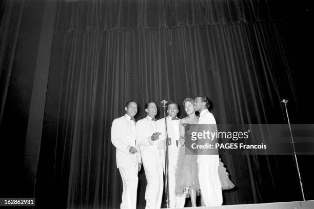Group 'The Platters' In Concert At The Olympia. Paris, Octobre 1957 : Le célèbre groupe vocal américain 'Les Platters' sur scène à L'Olympia. Le...