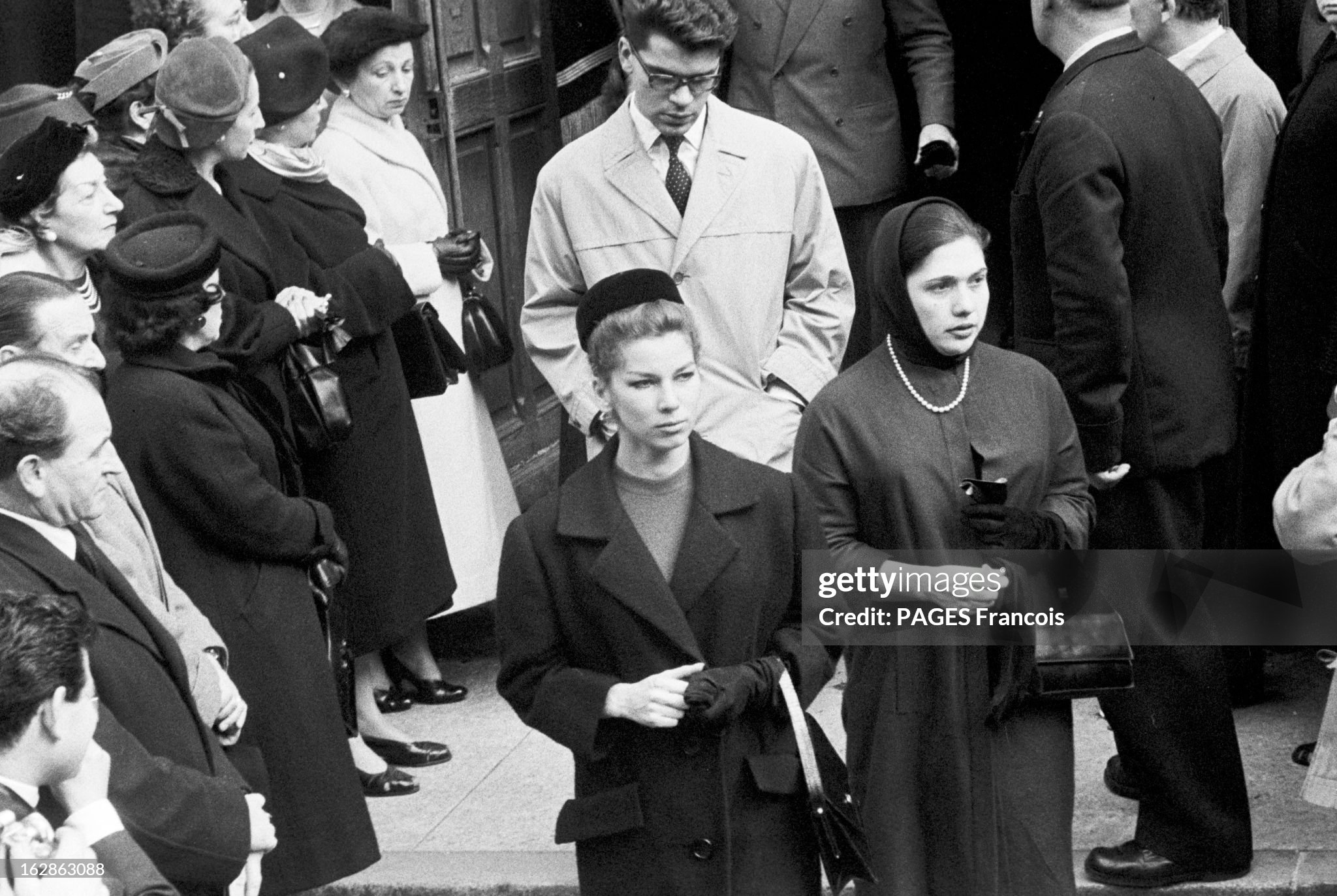 funeral-of-couturier-christian-dior-in-paris-paris-octobre-1957-les-obs%C3%A8ques-du-couturier.jpg