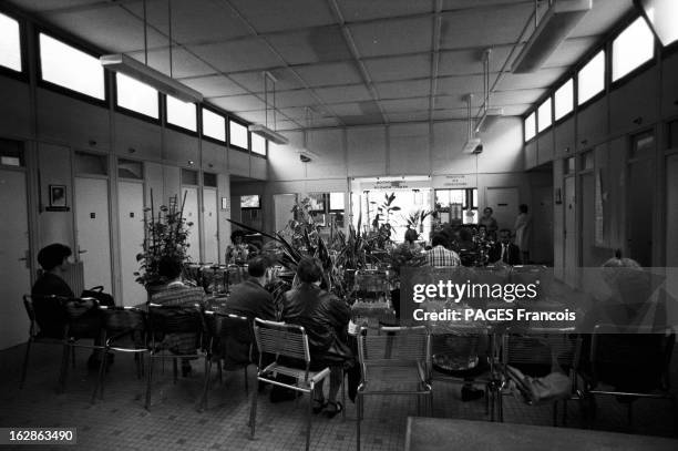 Broca Hospital. Juillet 1972, Paris, publireportage pour l'assistance publique, henri mondor. Salle d'attente avec plantes vertes.