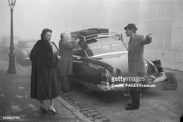 Actor And Writer Jose Luis Of Vilallonga And His Wife. Février 1959. Les valises bien attachées sur le toit de la voiture, l'acteur et écrivain...