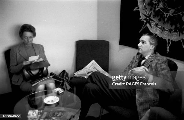 Actor And Writer Jose Luis Of Vilallonga And His Wife. Février 1959. A l'aéroport, l'acteur et écrivain espagnol José Luis De VILALLONGA et son...