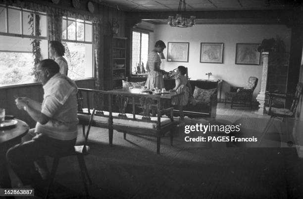 Audrey Hepburn In Switzerland. En aout 1954, suite à une dépression, lors d'un séjour en Suisse, dans la salle à manger de son hôtel à Bürgenstock,...