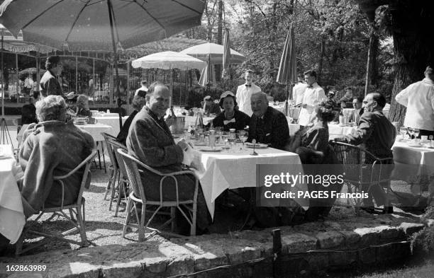 Meeting Of Nato In Paris. Paris, le 25 avril 1954, réunion de l'OTAN avec les représentants des pays membres, dont John Foster DULLES, ministre des...