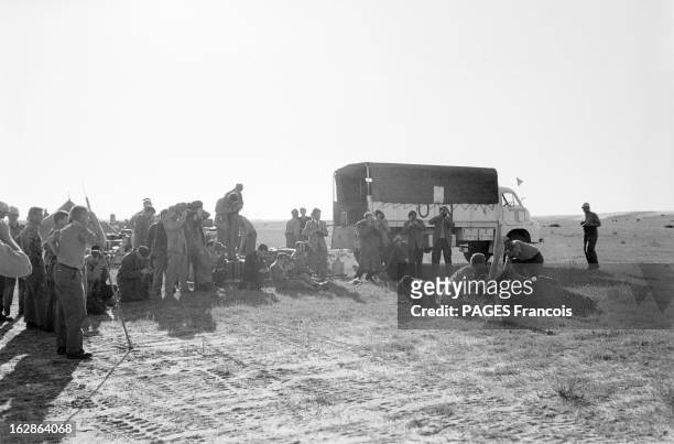 Evacuation Of Gaza. Le 9 mars 1957, lors de l'évacuation militaire de Gaza après la Guerre du Canal de Suez, dans une immense plaine, des soldats et...