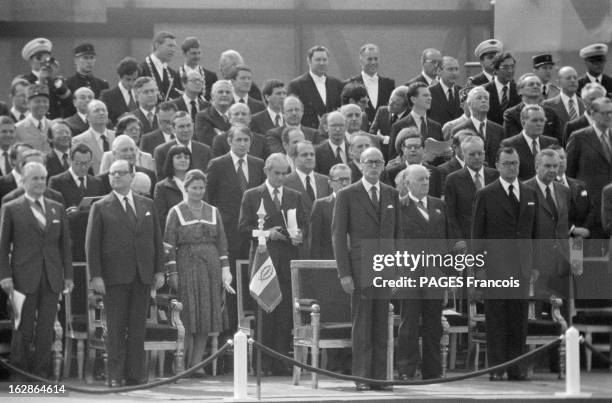 Military Parade July 14Th, 1978. 14 juillet 1978, défilé sur les champs Elysées. Sur la tribune : Jacque CHABAN DELMAS, Raymond BARRE, Simone VEIL,...