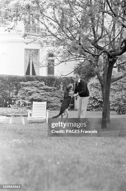 Close-Up Of Alain Decaux. France, 18 mai 1978, l'écrivain, homme de télévision et de radio français Alain DECAUX s'accorde peu de loisirs mais passe...