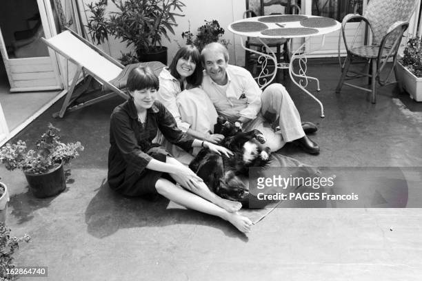 Rendezvous With Jean Carmet. France, Sèvres, 4 juin 1978, l'acteur et scénariste français Jean CARMET chez lui avec sa femme Sonia et leur fille...