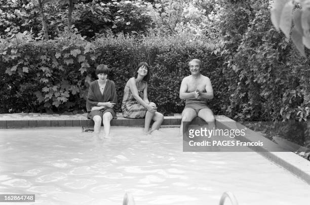 Rendezvous With Jean Carmet. France, Sèvres, 4 juin 1978, l'acteur et scénariste français Jean CARMET chez lui avec sa femme Sonia, un genou replié...
