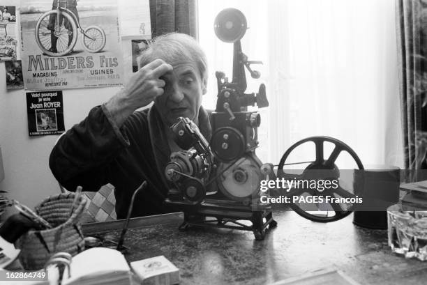 Rendezvous With Jean Carmet. France, Sèvres, 4 juin 1978, l'acteur et scénariste français Jean CARMET chez lui dans son bureau. Assis, il manipule un...