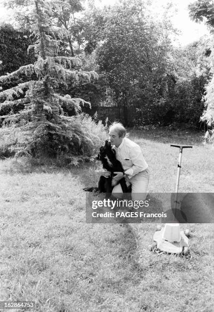 Rendezvous With Jean Carmet. France, Sèvres, 4 juin 1978, l'acteur et scénariste français Jean CARMET chez lui dans son jardin, agenouillé sur la...