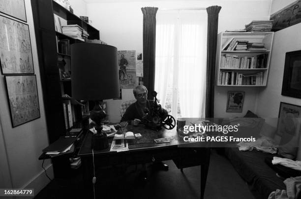 Rendezvous With Jean Carmet. France, Sèvres, 4 juin 1978, l'acteur et scénariste français Jean CARMET chez lui dans son bureau. Assis, il manipule un...