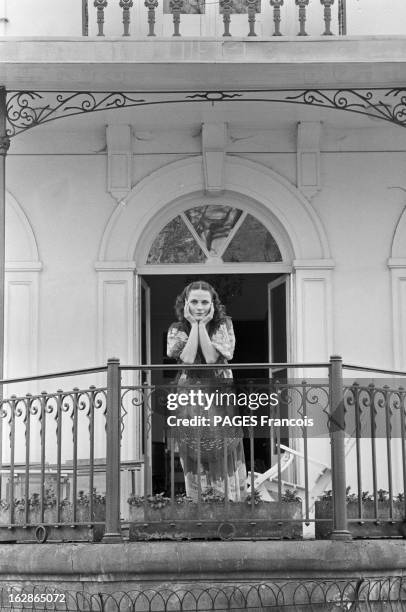 Rendezvous With Nathalie Nell. France, 4 avril 1978, l'actrice française Nathalie NELLE chez elle, prend un peu de repos entre deux représentations...