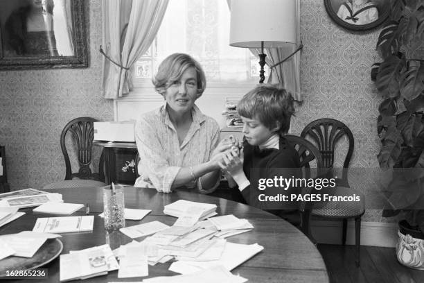 Rendezvous With Florence D'Harcourt. France, mars 1978, la femme politique Florence d'HARCOURT, membre du DVD , est alors député des Hauts-de-Seine....