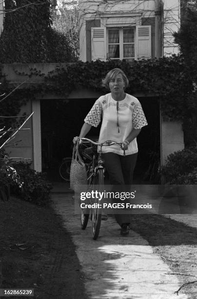 Rendezvous With Florence D'Harcourt. France, mars 1978, la femme politique Florence d'HARCOURT, membre du DVD , est alors député des Hauts-de-Seine....