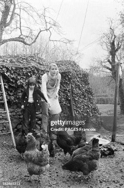 Rendezvous With Catherine Alric. 2 avril 1978, l'actrice française Catherine ALRIC chez elle. Ici dans une basse-cour d'élevage près d'un tas de...