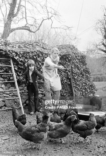 Rendezvous With Catherine Alric. 2 avril 1978, l'actrice française Catherine ALRIC chez elle. Ici dans une basse-cour d'élevage près d'un tas de...