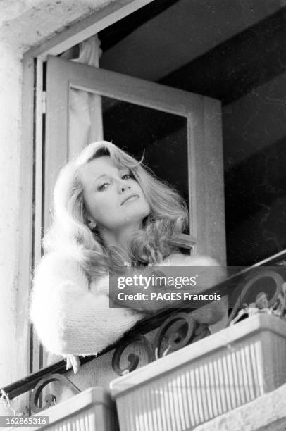 Rendezvous With Catherine Alric. 2 avril 1978, l'actrice française Catherine ALRIC chez elle. Ici à la fenêtre d'une pièce à l'étage de sa maison,...