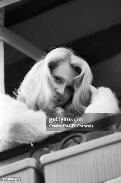Rendezvous With Catherine Alric. 2 avril 1978, l'actrice française Catherine ALRIC chez elle. Ici à la fenêtre d'une pièce à l'étage de sa maison,...
