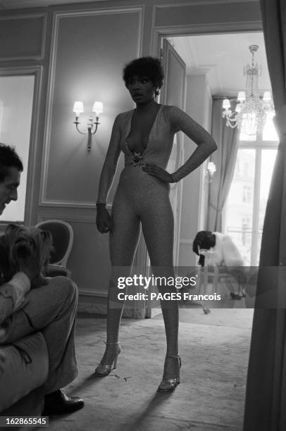 Vivian Reed 100 Escarpins Stock Photos, High-Res Pictures, and Images - Getty Images
