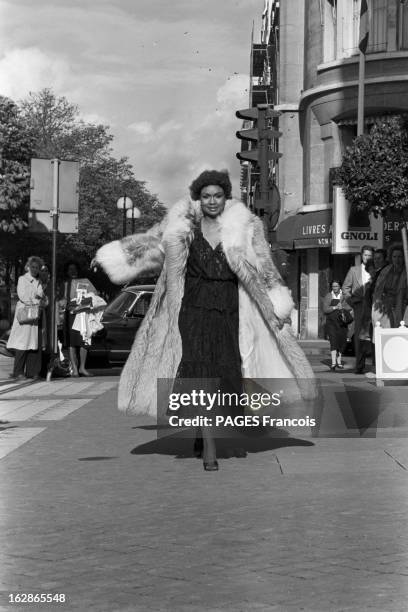 Vivian Reed Robe Vent Photos and Premium High Res Pictures - Getty Images