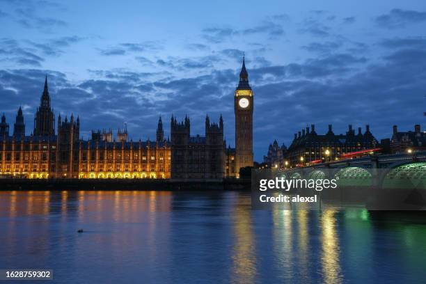 london big ben westminster bridge evening blue hour - river thames night stock pictures, royalty-free photos & images