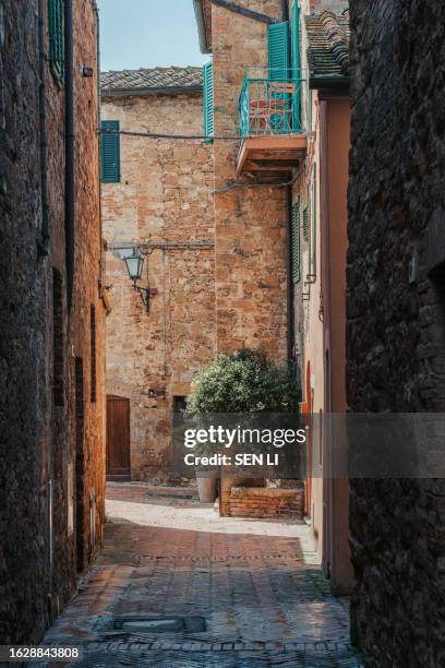 old street in pienza historic center - pienza stockfoto's en -beelden