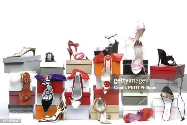 Shoes For Summer. De plain-pied dans l'été : différents modèles de chaussures posés sur des boites : de haut en bas et de bas à gauche : nu-pieds à...