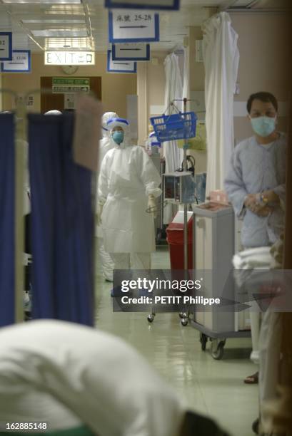 Hong Kong City Of Fear. HONG KONG principal foyer du Syndrome respiratoire aigu sévère : personnel de la 'Dirty Team', corps des médecins affectés à...
