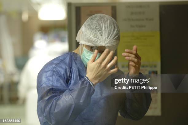 Hong Kong City Of Fear. HONG KONG principal foyer du Syndrome respiratoire aigu sévère : un membre de la 'Dirty Team', corps des médecins affectés à...