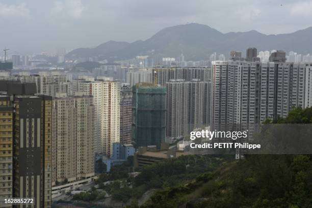 Hong Kong City Of Fear. HONG KONG principal foyer du Syndrome respiratoire aigu sévère : vue légèrement plongeante du quartier de KOWLOON avec ses...