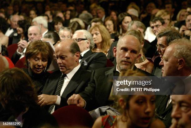 17Th Molieres Night At The Theater Mogador 2003. Dans la salle John MALKOVICH assis aux côtés de Jacques TOUBON et sa femme Lise.