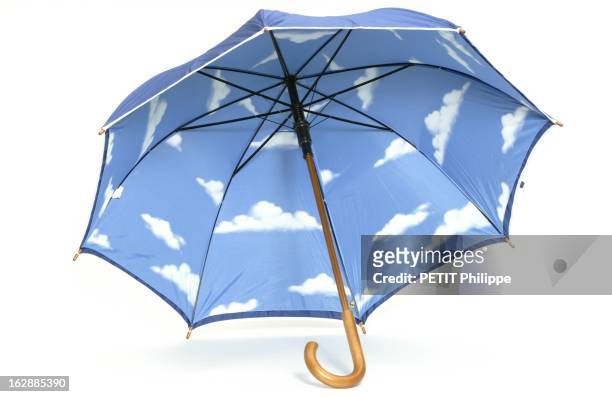 Museum At Home. Objets en vente dans les boutiques des mus�ées : le parapluie 'Magritte' - poésie d'un ciel suspendu.