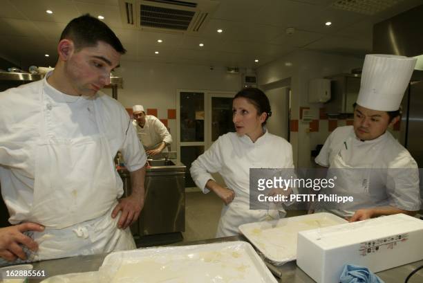 Two Stars For Three Women Great Chefs. Anne-Sophie PIC, chef du restaurant Maison Pic au 285 avenue Victor-Hugo à VALENCE, discutant avec son...