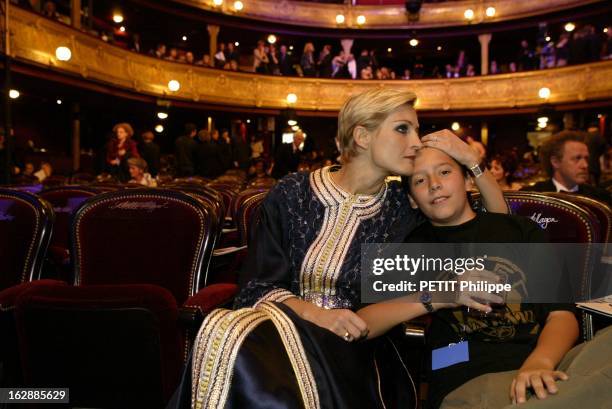 The Evening. La 28ème cérémonie des CESAR 2003 au théâtre du Châtelet à PARIS : Mélita TOSCAN DU PLANTIER vêtue d'un cafetan brodé en hommage eu...