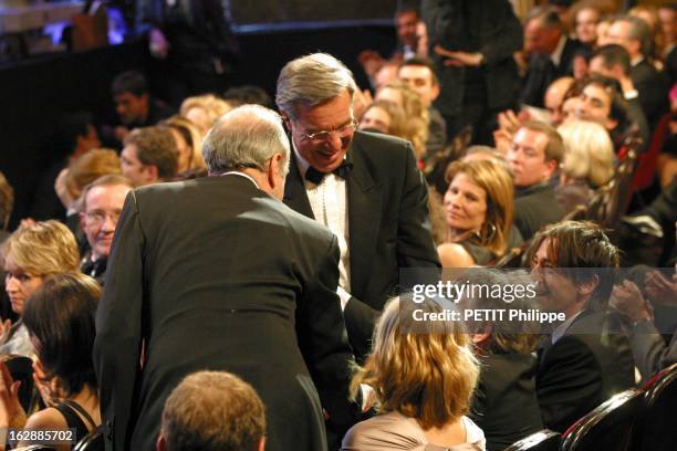 The Awards. La 28ème cérémonie des CESAR 2003 au théâtre du Châtelet à PARIS : Alain SARDE et Robert BENMUSSA aidant à se lever Roman POLANSKI pour...