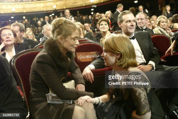 The Evening. La 28ème cérémonie des CESAR 2003 au théâtre du Châtelet à PARIS : Isabelle HUPPERT assise au premier rang discutant avec Ariane TOSCAN...