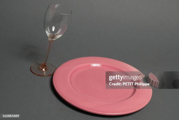 Funny Tableware. Illusion d'optique : assiette croquée 'Big Crunch' et verre à vin penché 'Fête et tempête' .