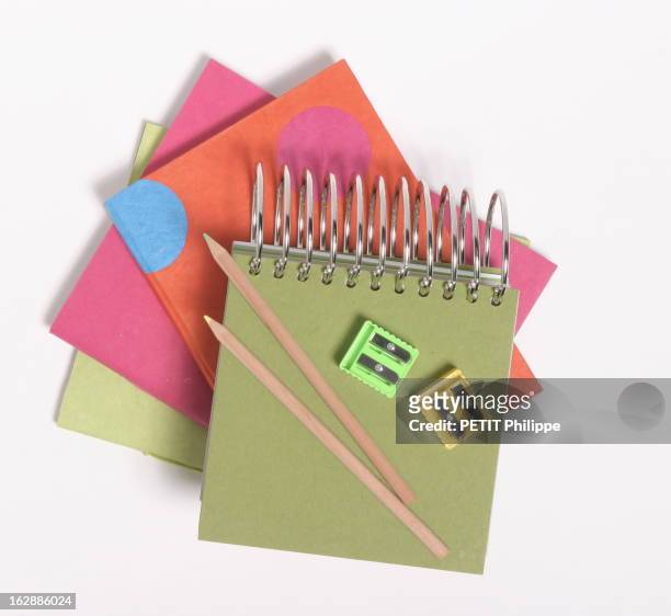 In My Small Paper. Pour égayer la rentrée, le bureau des grandes personnes prend des couleurs : cahiers roses et verts en papier népalais Le Thé des...