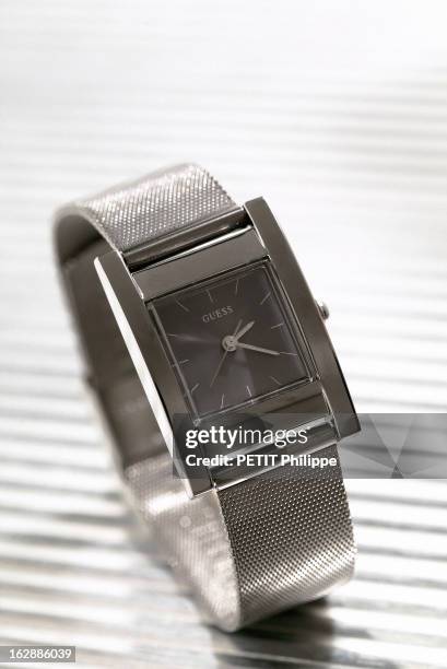 Gray Sets The Tone For Watches. Montre Guess avec un boitier géométrique et bracelet de métal mat semi rigide.