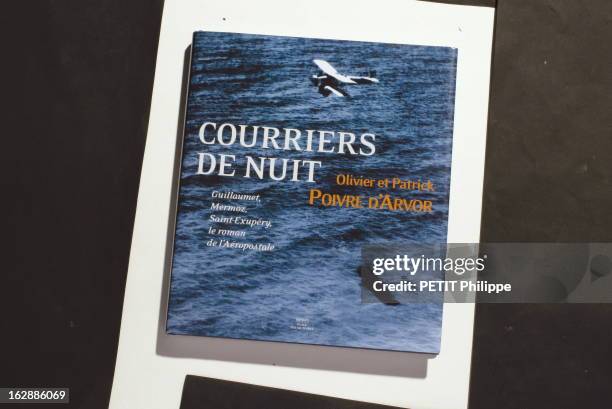 Fine Books. Couverture du livre ' Courriers de nuit ' d' Olivier et Patrick POIVRE D' ARVOR aux Editions Place des Victoires. .