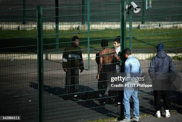 The Minors District In Nanterre Prison. Le quartier des mineurs à la prison de NANTERRE ouvert en février 2002 : dans la cour de promenade détenus se...