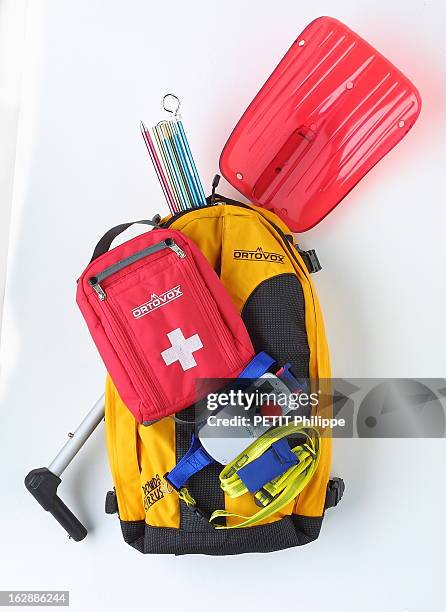 Mountain Rescue Equipment. Pack sécurité Ortovox : dans le sac Powder Cirrus, le M2 Arva, la pelle à neige démontable et la sonde de 2,40 m ainsi que...