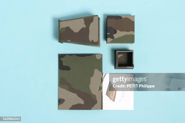 Objects To Create Yourself. Cartonnages sauvages : set de bureau selon Annie Guillemaud ambiance treillis militaire comprenant le porte Post-It - le...