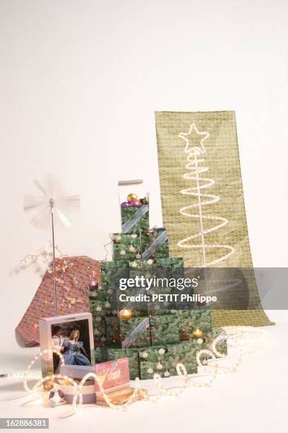 Christmas Tree And Decorations. Les sapins de Noël : le sapin décalé : Pyramide de boites de Noël, créées par Jérôme Lart, Industrielle - Tout en...