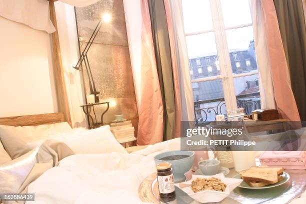 Household Linen. Ilustration 'Petit déjeuner au lit ' : 'Céréales' : housse de couette et taies d'oreiller rectangulaires en coton beige - édredon en...