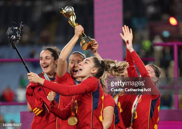 Olga Carmona of Spain and her team mates celebrate with the trophy after winning the FIFA Women's World Cup Australia & New Zealand 2023 Final match...