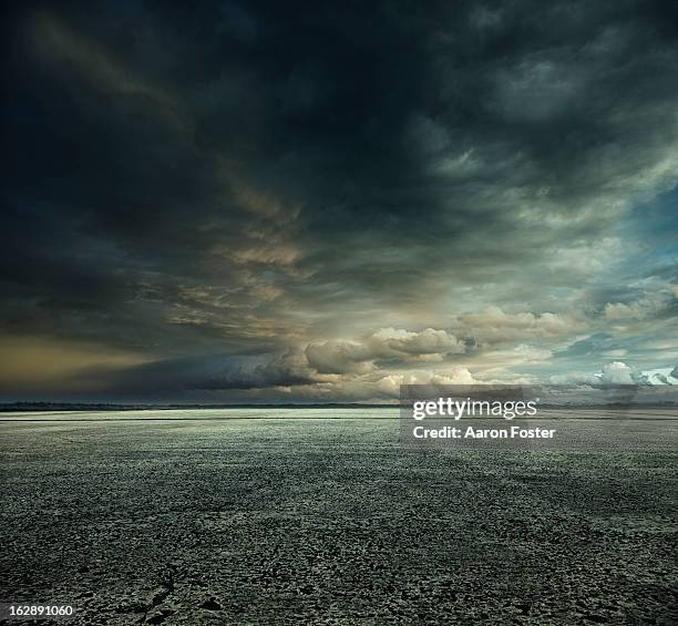 stormy sky - stimmungsvoller himmel stock-fotos und bilder