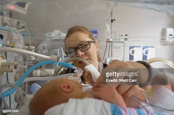 newborn with mom in nicu - neonatal intensive care unit 個照片及圖片檔