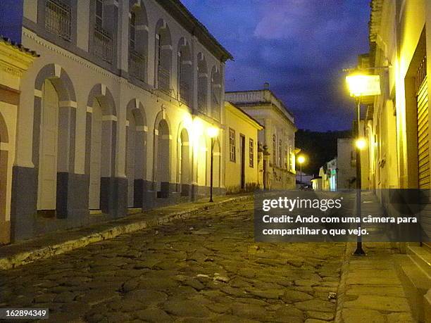 à noite o centro fica deserto - câmera fotografías e imágenes de stock